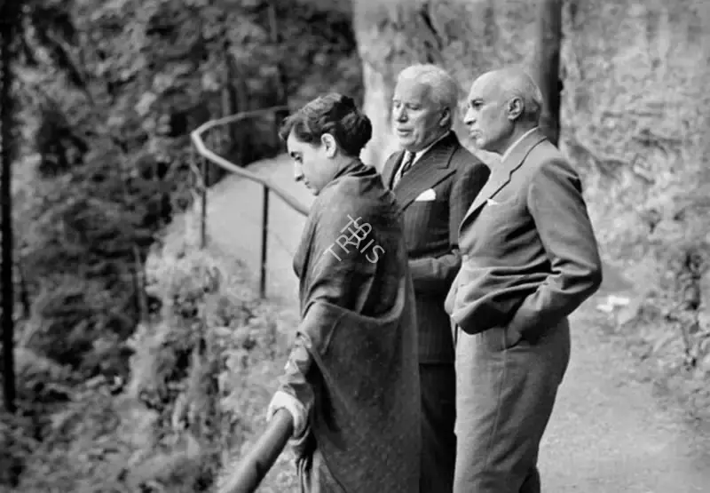 Bischof, Werner (Photographer). Charlie Chaplin with the first Prime Minister of India, Jawaharlal Nehru and his daughter, Indira Gandhi, 1953 | Photographic Still | CinemaEducation | 00440375