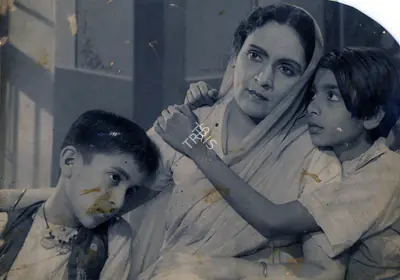 Surendra Pai (Cinematographer), Hum Ek Hain, 1946, Photographic Still