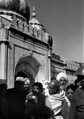 Henri Cartier-Bresson (Photographer), Leaving Mehrauli, a Muslim Shrine after attending the annual celebration at Bakhtiar Kaki's Dargah, 27 January 1948, 1948, Contemporary Photograph