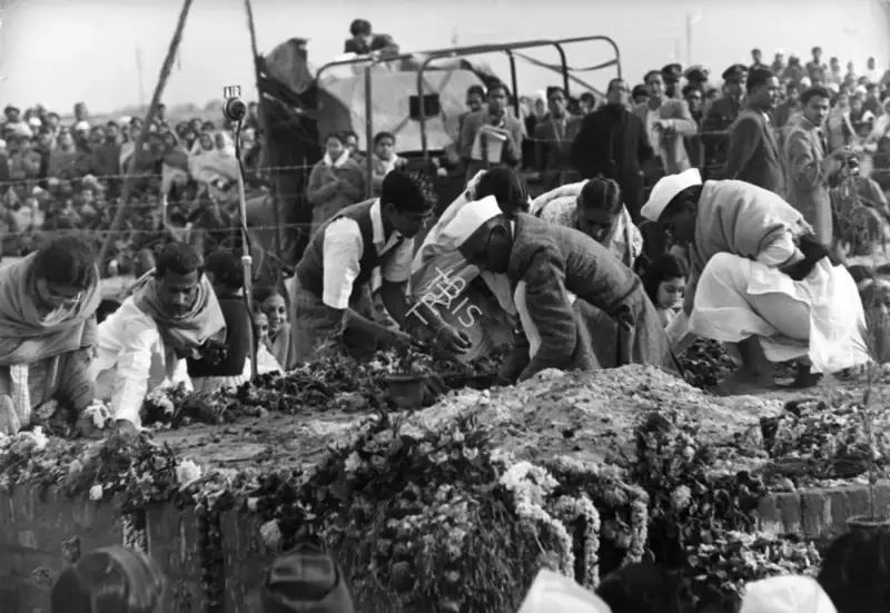 Henri Cartier-Bresson (Photographer), Gathering Gandhiji's ashes after the cremation, 31 January 1948, 1948, Contemporary Photograph