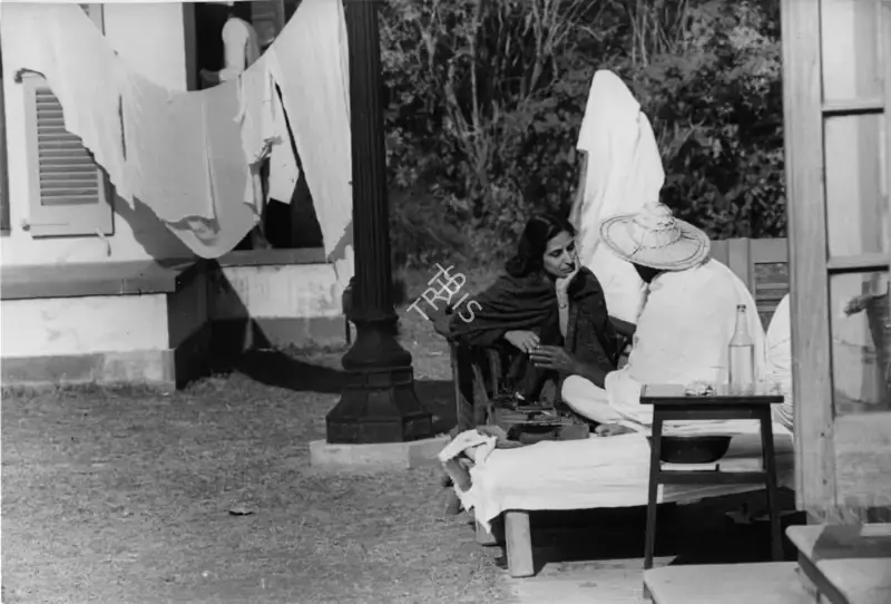 Henri Cartier-Bresson (Photographer), Gandhiji meets with Mrs. R K Nehru, 30 January 1948?, 1948, Contemporary Photograph