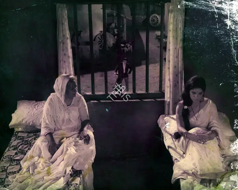 V. Ratra (Cinematographer), Tere Mere Sapne, 1971, Photographic Still
