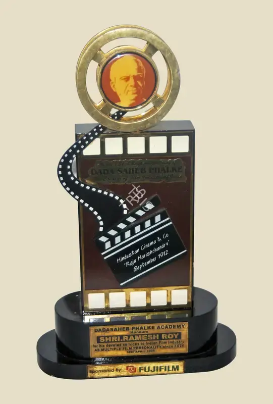 Unknown (Artist), Unknown (Artist), Award Presented to Shri Ramesh Roy by Dada Saheb Phalke Academy for his devoted services to Indian Film Industry as Multiple Film Personality since 1926 on April 30, 2005 | Jubilee Trophy, 30 April 2005, Jubilee Trophy