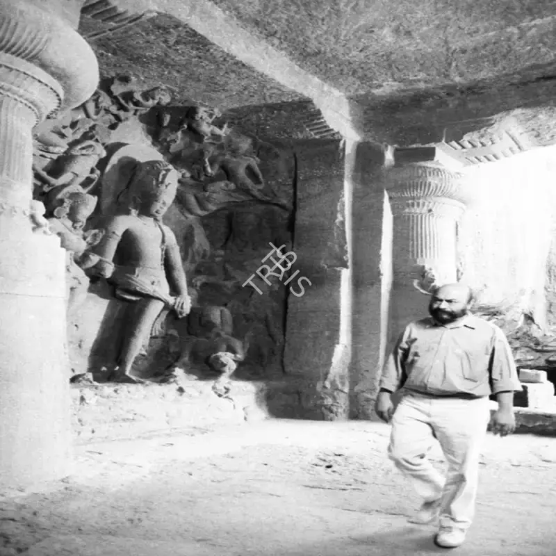 Hemant Chaturvedi (Photographer), Chaturvedi, Hemant (Photographer), Govind Nihalani shooting a documentary on Elephanta with Zafar Hai | Working Still, January 1991, Working Still