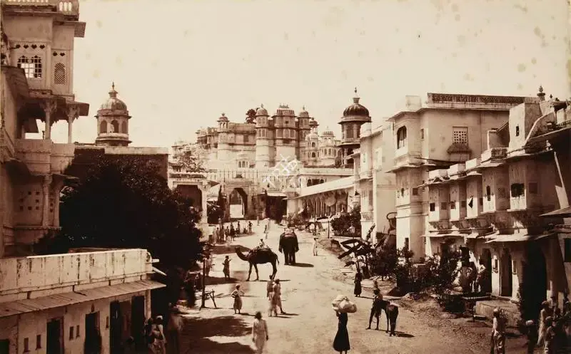 Lala Deen Dayal (Photographer), Street view near the Palace Odeypur, 1890, Antiquarian Photograph