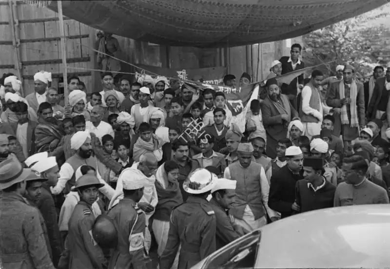 Henri Cartier-Bresson (Photographer), Leaving Mehrauli after attending the annual celebration at Bakhtiar Kaki's Dargah, 27 January 1948, 1948, Contemporary Photograph