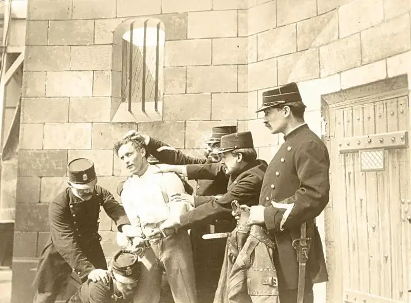 Harry Houdini (Magician), Fine group of 6 related vintage photographs dealing with Houdini, Magic Publicity Art & Memorabilia