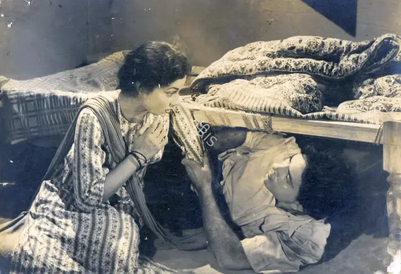 Vaikunth Kunkalekar (Cinematographer), Garm Coat, 1955, Photographic Still