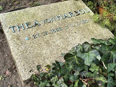 Unknown (Photographer). Burial site | Photographic Still | CinemaEducation | 00440435