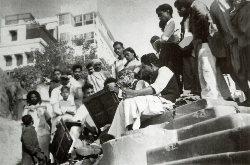 Mahesh Padia (Photographer), Demonstration of Landscape Painting by N.S. Bendre at a Ghat in Banaras, 1954, Contemporary Photograph