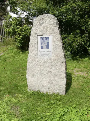 Unknown (Photographer). Burial site | Photographic Still | CinemaEducation | 00440434