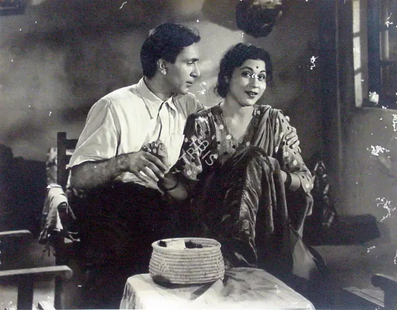 Vaikunth Kunkalekar (Cinematographer), Garm Coat, 1955, Photographic Still