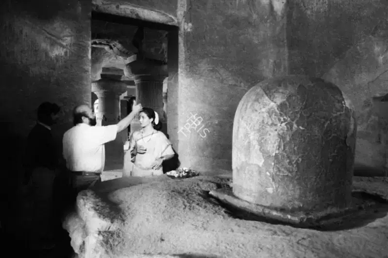 Hemant Chaturvedi (Photographer), Chaturvedi, Hemant (Photographer), Govind Nihalani shooting a documentary on Elephanta with Zafar Hai | Working Still, January 1991, Working Still
