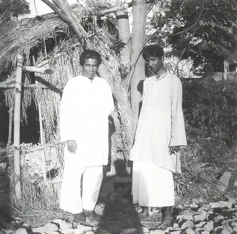 Unknown (Photographer), K. G. Subramanyan with Ramkinkar Baij in Shantiniketan, 1947, Contemporary Photograph