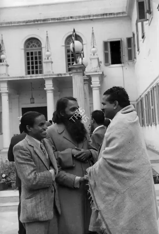 Henri Cartier-Bresson (Photographer), Visitors at Birla Bhavan greet each other, 1948, Contemporary Photograph