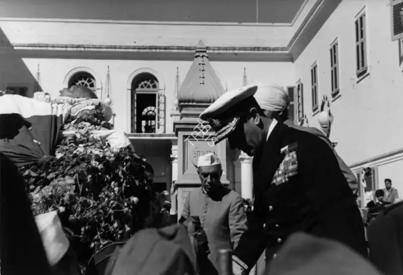 Henri Cartier-Bresson (Photographer), Lord Mountbatten pays his last respects to Gandhiji lying on the cortege at Birla House  accompanied by Jawaharlal Nehru before it begins its final journey 31 January 1948, 1948, Contemporary Photograph