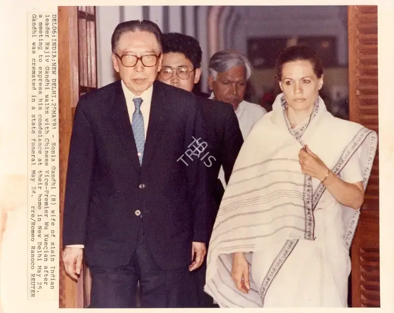Romeo Ranoco (Photographer), Del06: Inida; New Delhi, 25May91, 1991, Contemporary Photograph