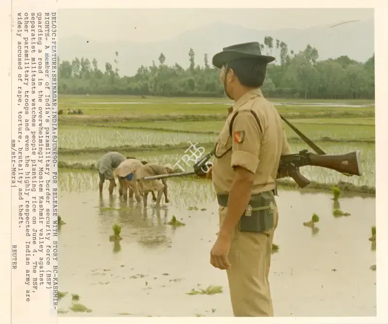 Meraj (Photographer), Del03C: Feature: Srinagar, India: 8June90 - Fro Release With Story Bc - Kashmir - Rights, 1990, Contemporary Photograph