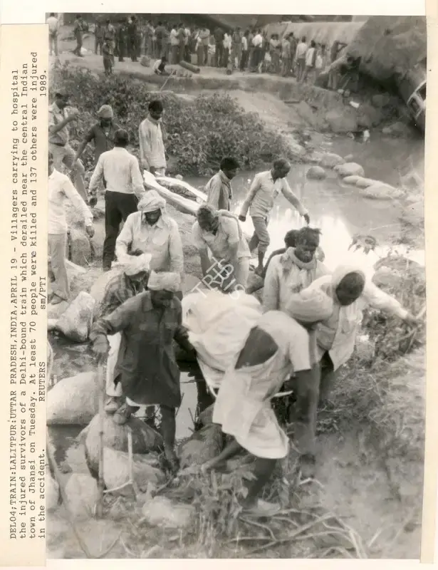 Sunil Malhotra (Photographer), Del04; Train: Lalitpur: Uttar Pradesh, India, April 19, 1989, Contemporary Photograph