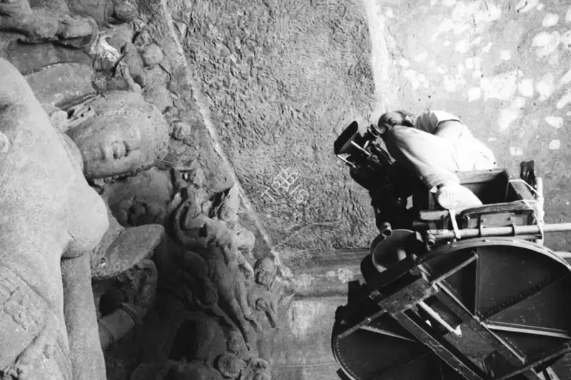 Hemant Chaturvedi (Photographer), Chaturvedi, Hemant (Photographer), Govind Nihalani shooting a documentary on Elephanta with Zafar Hai | Working Still, January 1991, Working Still