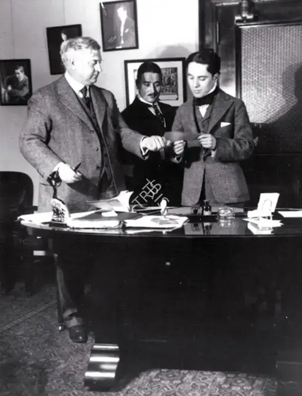 Unknown (Photographer), Charlie Chaplin signing Mutual contract | Photographic Still | CinemaEducation | 00794983