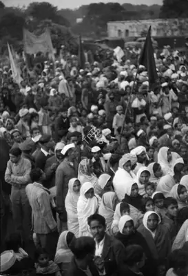 Henri Cartier-Bresson (Photographer), Mourners along the road between Birla House and the cremation ground at the Jamuna River 31 January 1948, 1948, Contemporary Photograph