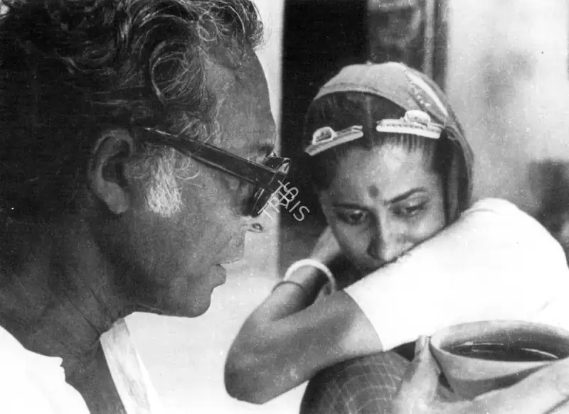 Chakraborty, Dhiresh Kumar (Producer), Akaler Shandhaney, 1981 | Working Still | CinemaEducation | 00553883