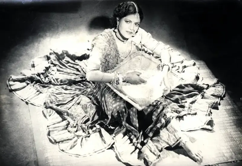 Faredoon A. Irani (Cinematographer), Aurat, 1940, Photographic Still