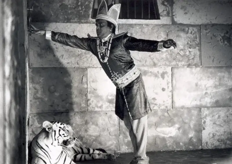 Soumendu Roy (Cinematographer), Hirak Rajar Deshe, 1980, Photographic Still