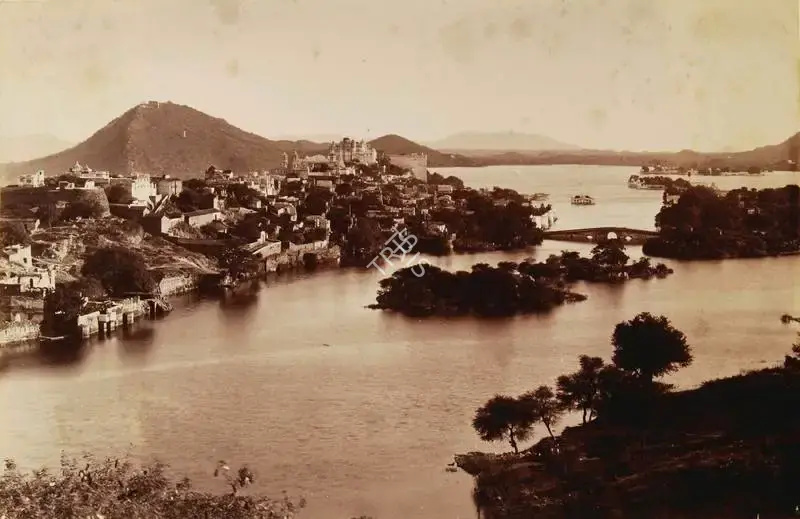 Lala Deen Dayal (Photographer), City and lake from north hill Odeypur, 1890, Antiquarian Photograph