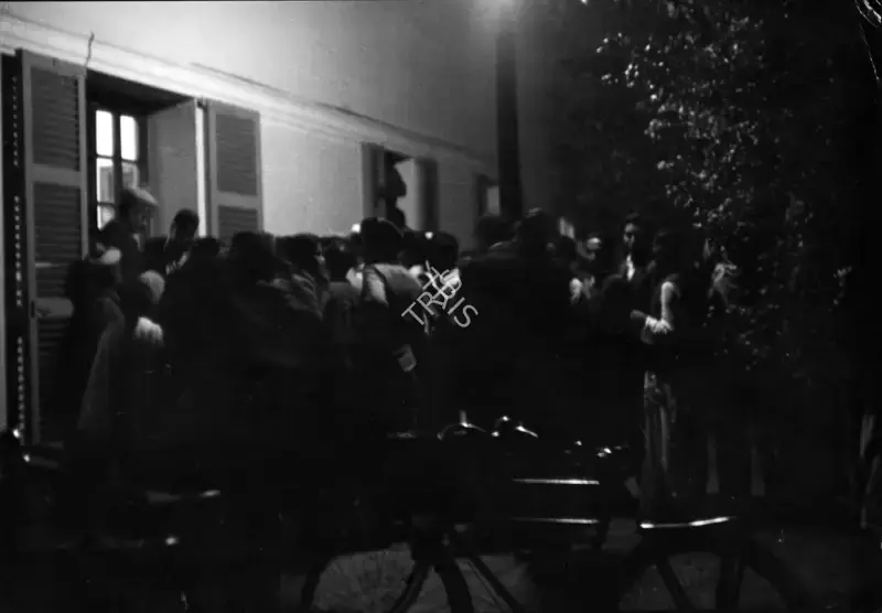 Henri Cartier-Bresson (Photographer), Anxious crowds outside Birla House at night, 30 January 1948, 1948, Contemporary Photograph