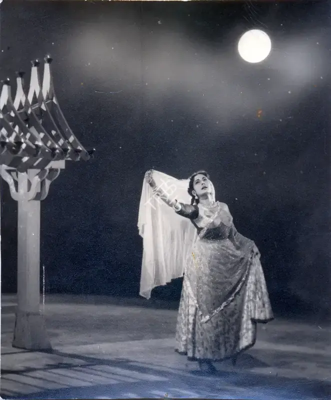 Ranjodh Thakur (Cinematographer), Chand, 1959, Photographic Still