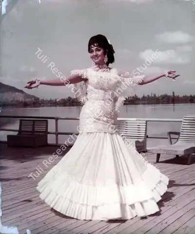 V. Babasaheb (Cinematographer), Aan Milo Sajna, 1970, Photographic Still
