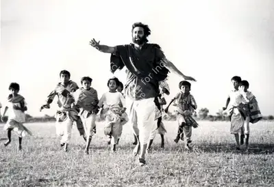 Roy, Soumendu (Cinematographer), Hirak Rajar Deshe, 1980 | Photographic Still | CinemaEducation | 00891218