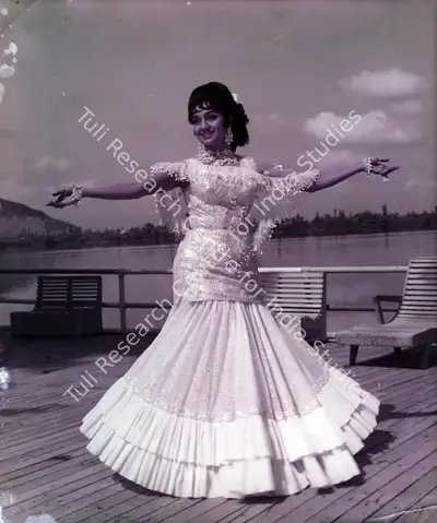 V. Babasaheb (Cinematographer), Aan Milo Sajna, 1970, Photographic Still