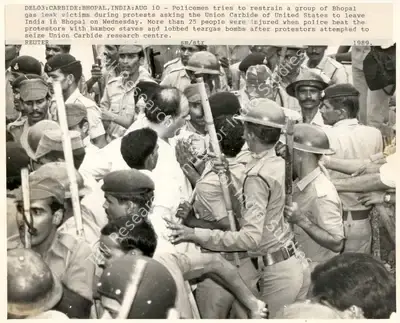 Sunil Malhotra (Photographer), Del03: Carbide: Bhopal, India: Aug10, 1989, Contemporary Photograph