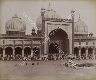 Samuel Bourne (Photographer), The Jumma Musjid with men at prayer, Delhi, 1865, Antiquarian Photograph