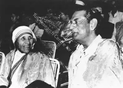 Unknown (Photographer). Satyajit Ray with Mother Teresa. | Contemporary Photograph | CinemaEducation | 00724401