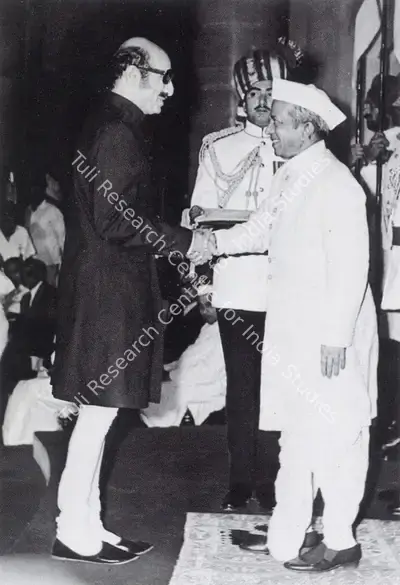 Unknown (Photographer). Jehangir receiving the Padma Shri, the President's Award, from the acting Vice President, Shri B D Jatti, New Delhi. Photographic Still, 1977 | Contemporary Photograph, The Crucible of Painting, 2005 | Photography | 00801910