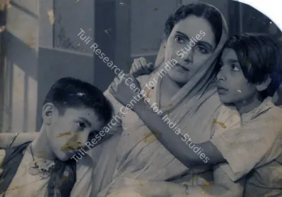 Surendra Pai (Cinematographer), Hum Ek Hain, 1946, Photographic Still