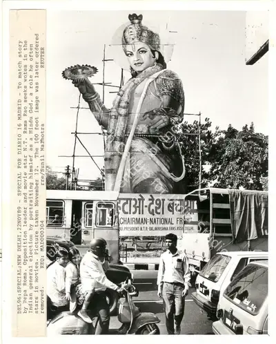Sunil Malhotra (Photographer), Del96: Special; New Delhi, 22Nov89 - Special For Diario 16 Madrid, 1989, Contemporary Photograph