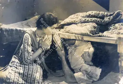Vaikunth Kunkalekar (Cinematographer), Garm Coat, 1955, Photographic Still