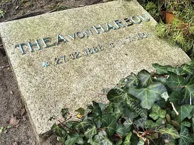Unknown (Photographer). Burial site | Photographic Still | CinemaEducation | 00440435