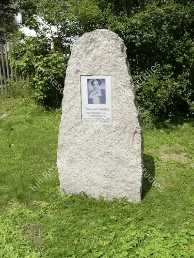 Unknown (Photographer). Burial site | Photographic Still | CinemaEducation | 00440434