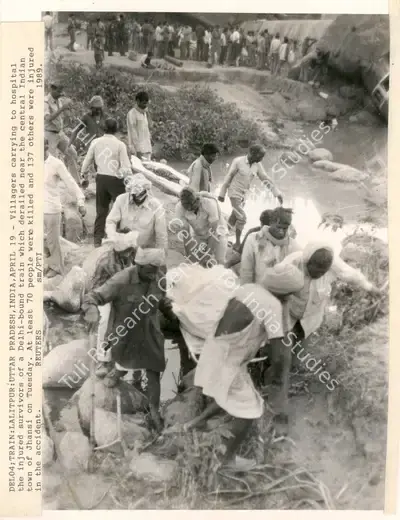 Sunil Malhotra (Photographer), Del04; Train: Lalitpur: Uttar Pradesh, India, April 19, 1989, Contemporary Photograph