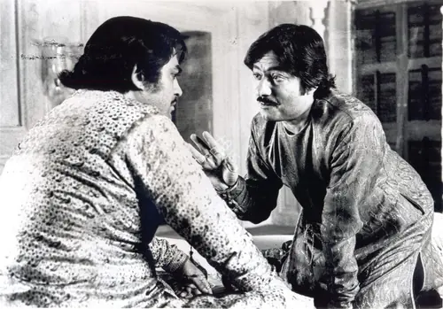 Saeed Jaffrey as Mir Roshan Ali