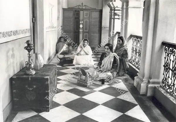 Roy, Soumendu (Cinematographer), Ghare Baire, 1985 | Photographic Still | CinemaEducation | 00663282