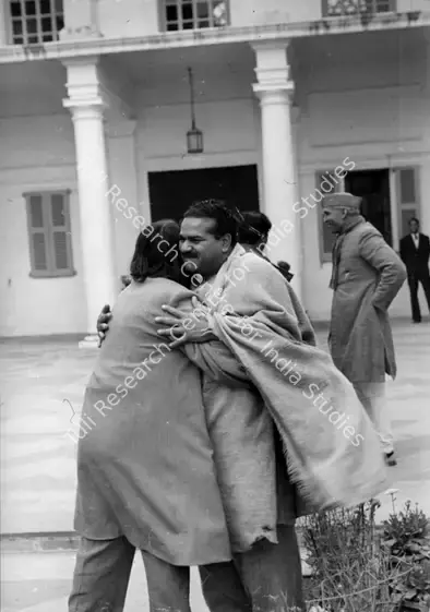 Cartier-Bresson, Henri (Photographer). Visitors at Birla Bhavan greet each other.. Silver Gelatin Print, 1948 | Contemporary Photograph | Photography | 00113003
