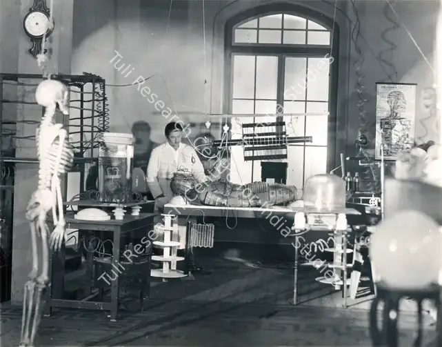 Sarpotdar, N.D. (Director), Chalta Putla, 1935 | Photographic Still | CinemaEducation | 00884586