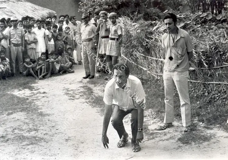 Ghosh, Nemai (Still Photographer), Ashani Sanket, 1973 | Working Still | CinemaEducation | 00663678